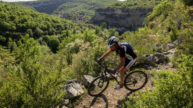 Descente sur les sentiers du causse, Cabreret