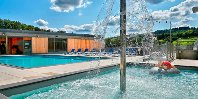 Piscine extérieure chauffée du village club et spa Terrou