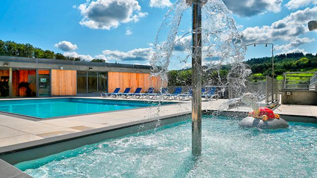 Piscine extérieure chauffée du village club et spa Terrou