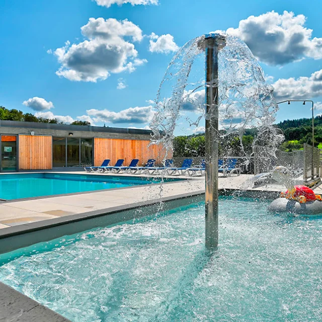 Piscine extérieure chauffée du village club et spa Terrou