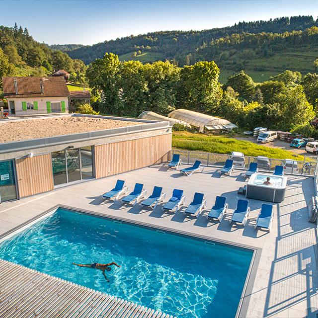 Espace bien-être avec sa piscine extérieure et son jacuzzi