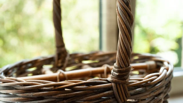 Panier en osier au bord d'une fenêtre