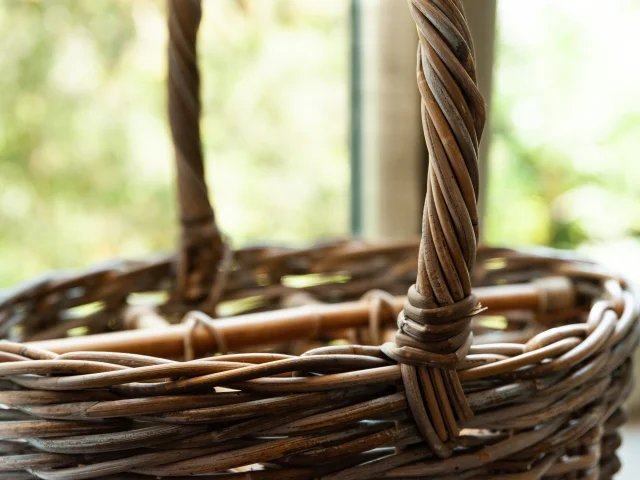 Panier en osier au bord d'une fenêtre